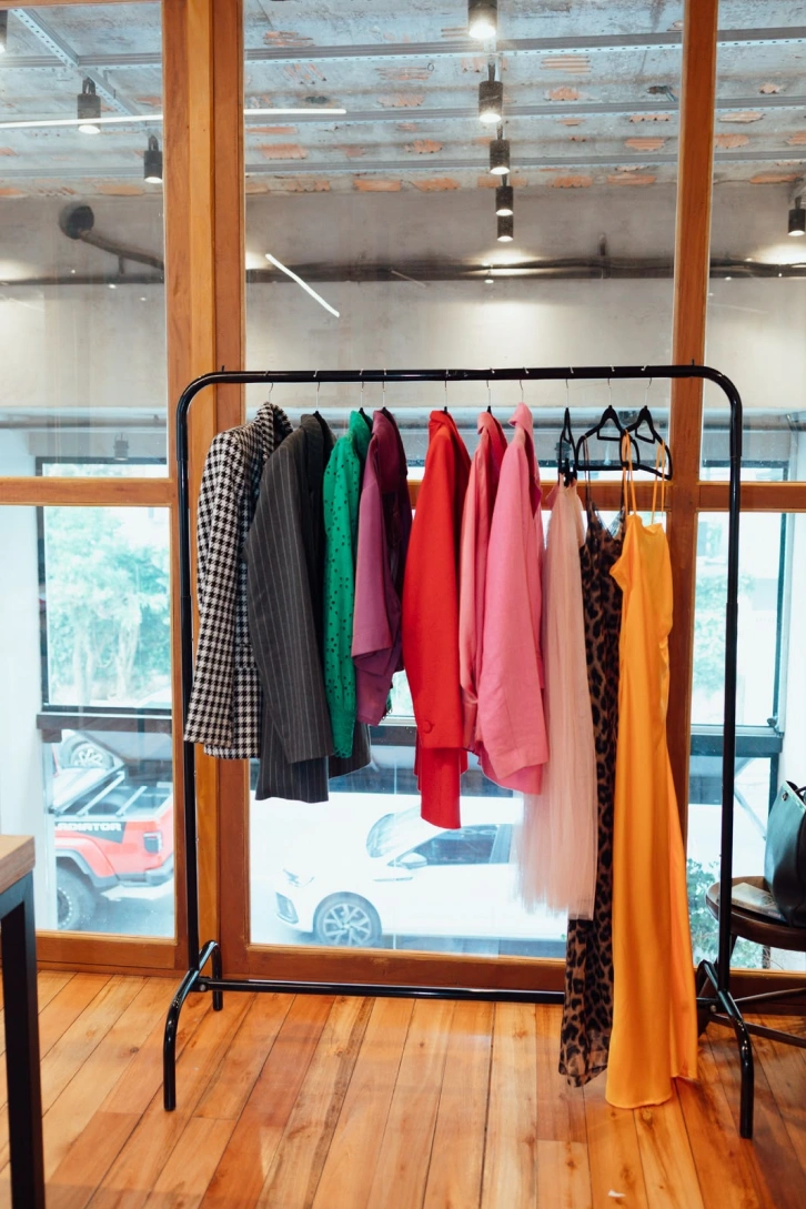 Araras com roupas de consultoria